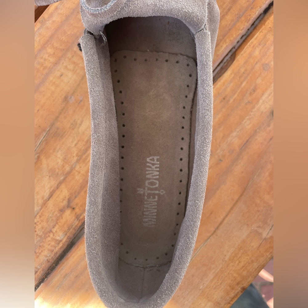 AMAZING ~LADIES TAUPE SUEDE LEATHER MINNETONKA DRIVING MOCCASINS SHOE~SZ 10 - Picture 6 of 10